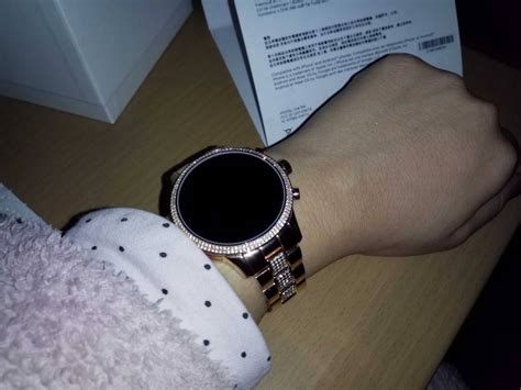 pila para reloj michael kors smartwatch|reinicio de michael kors.